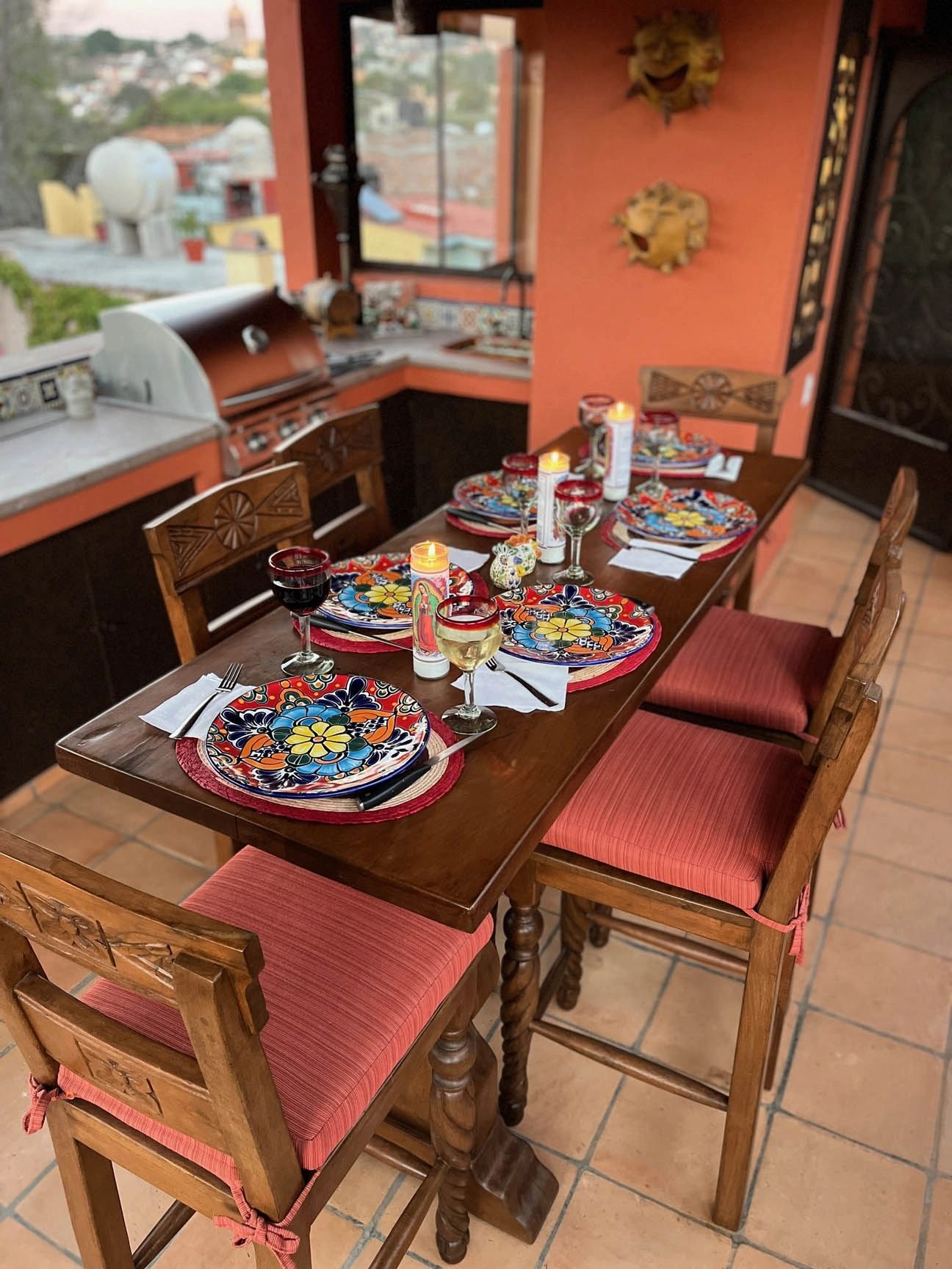 Covered terrace with dining table
